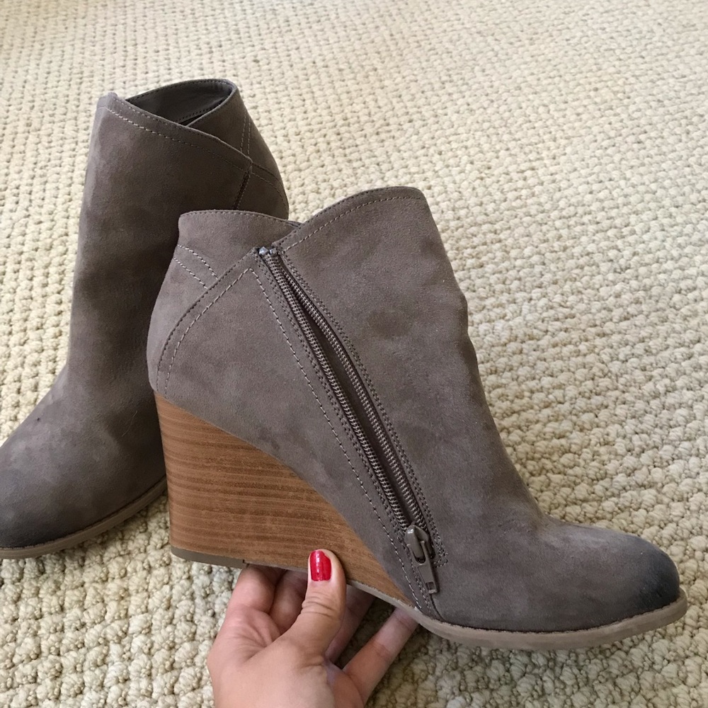 LIGHTLY WORN Booties